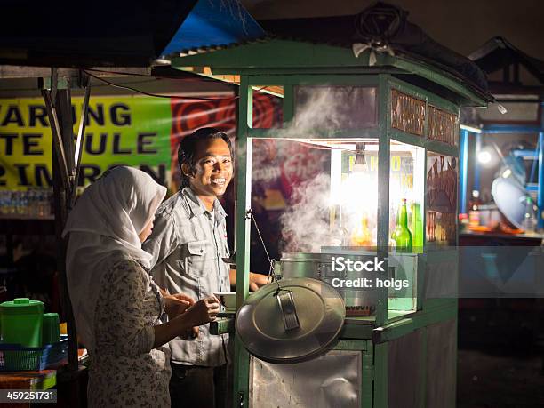 Photo libre de droit de Marché De Nuit Le Fournisseur Ubud En Indonésie banque d'images et plus d'images libres de droit de Adulte - Adulte, Aliment, Asiatique de l'Est et du Sud-Est