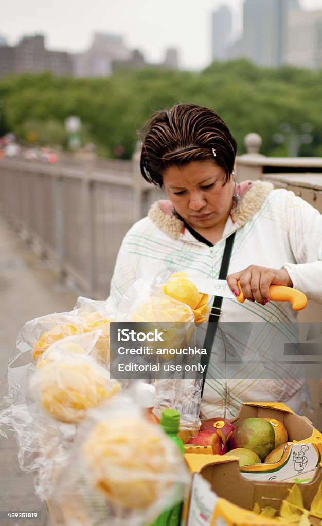 Femme Éplucher mangue pour la vente sur New York street - Photo de Adulte libre de droits