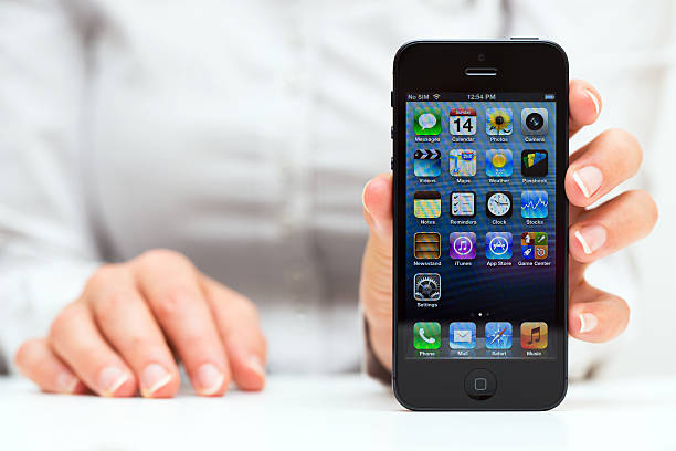novo apple iphone 5 - iphone human hand iphone 5 blank - fotografias e filmes do acervo