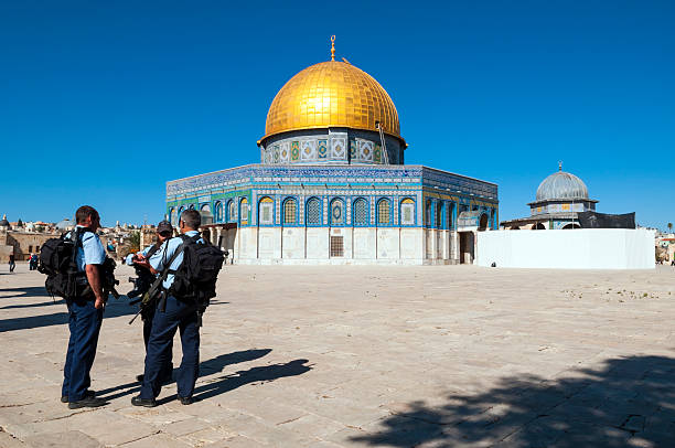 israel polícia fora da cúpula da rocha - jerusalem dome jerusalem old city dome of the rock - fotografias e filmes do acervo