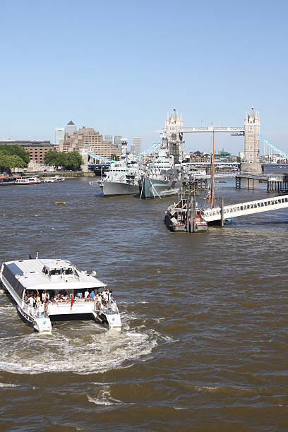 fluss themse in london, england - hotel london england tower bridge footbridge stock-fotos und bilder