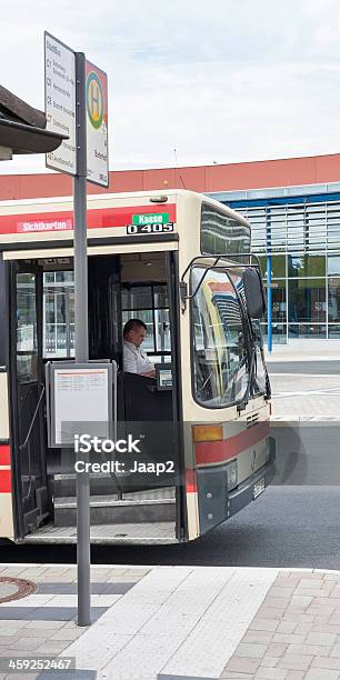 ドライバウェイティングでドイツのバス停留所 - ドイツのストックフォトや画像を多数ご用意 - ドイツ, バス運転手, 1人