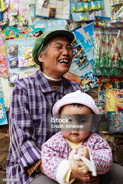 Chiński Babcia I Dziecko - zdjęcia stockowe i więcej obrazów Azja - Azja, Babka - Dziadek i babcia, Chiny