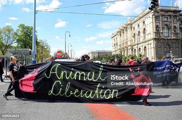 Zwierzęcy Wyzwolenie Baner W Wiedniu - Fotografias de stock e mais imagens de Ativista - Ativista, Temas de Animais, Adulto