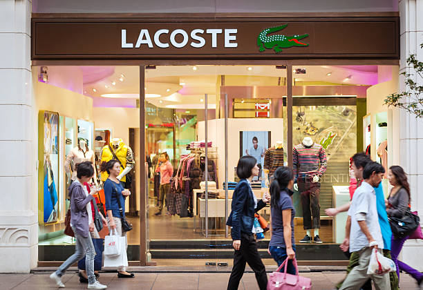 lacoste boutique à shanghai, en chine - route de nankin photos et images de collection