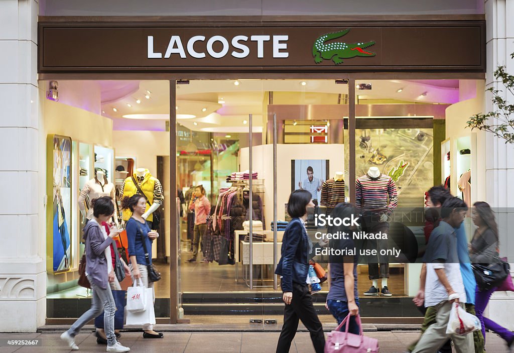 Lacoste store in Shanghai, Cina - Foto stock royalty-free di Lacoste - Marchio di design