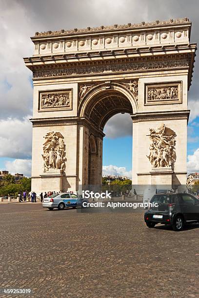 Arco Di Trionfo In Un Giorno Feriale - Fotografie stock e altre immagini di Ambientazione esterna - Ambientazione esterna, Architettura, Arco - Architettura