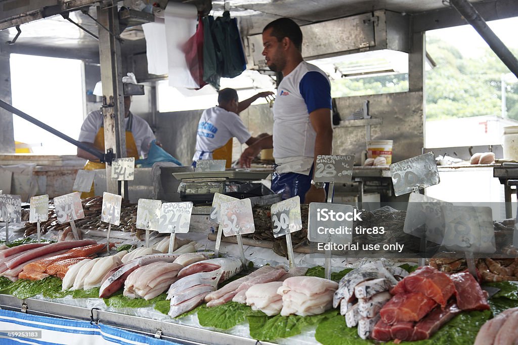 Сырой рыбы на льду на fishmonger's slab - Стоковые фото Без людей роялти-фри