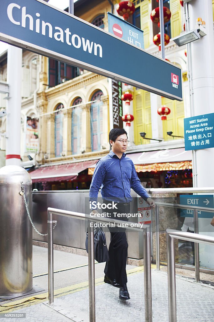 Человек, ходить возле Chinatwon's Станция метро. - Стоковые фото Азиатского и индийского происхождения роялти-фри