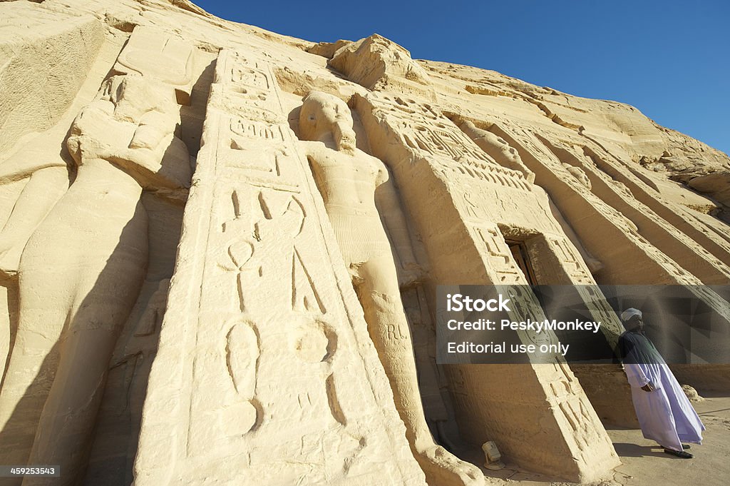 Египетский человек идет впереди Абу-Симбел небольшой Храм - Стоковые фото Абу-Симбел роялти-фри