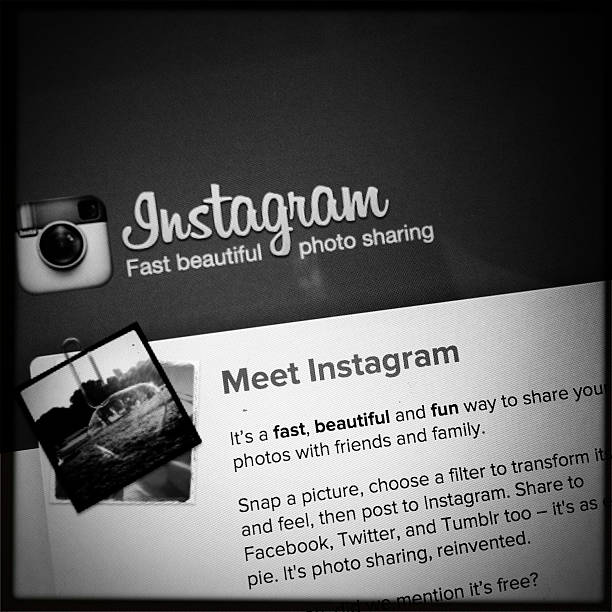 pagina instagram home - web page on the move mobile phone digital tablet foto e immagini stock