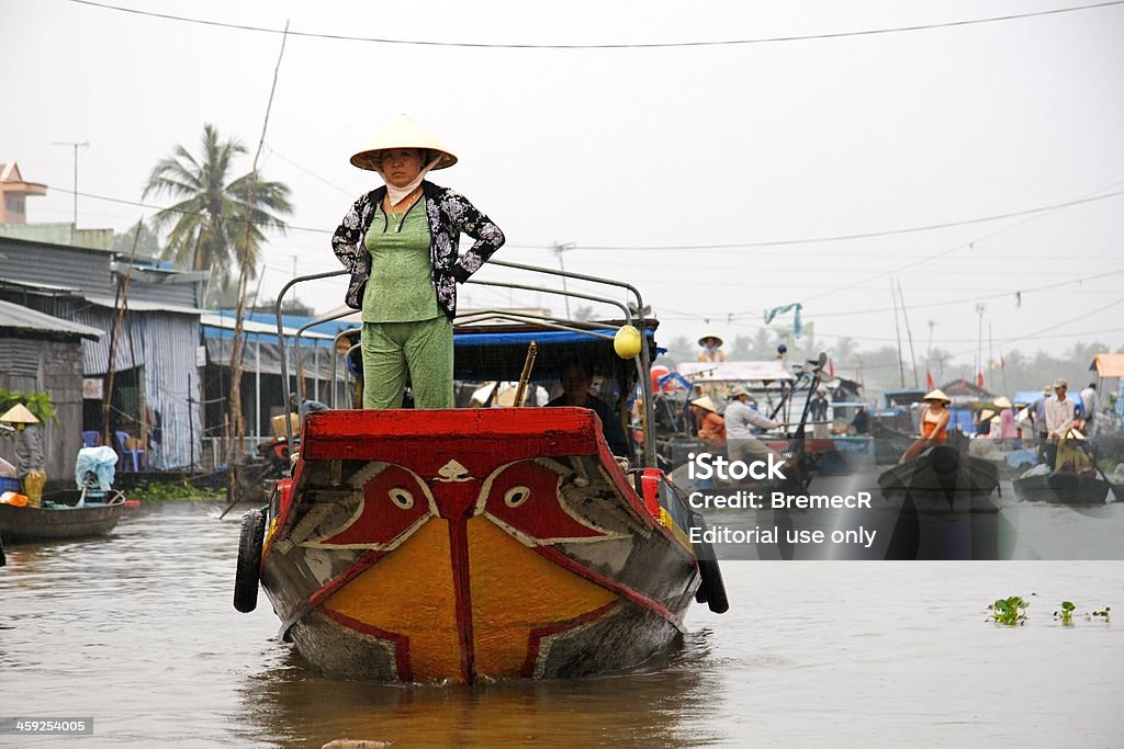Mulher vietnamita em pé em um barco - Foto de stock de Adulto royalty-free