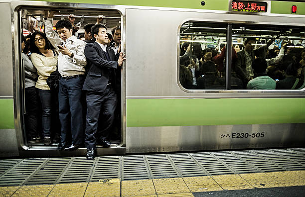 lotado metro tóquio japão - rush hour commuter on the phone tokyo prefecture imagens e fotografias de stock