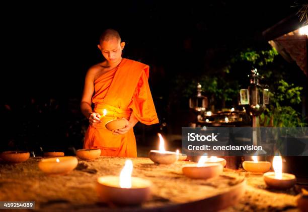 Monk Oświetlenie Świeczki - zdjęcia stockowe i więcej obrazów Azja - Azja, Azja Południowo-Wschodnia, Azjaci