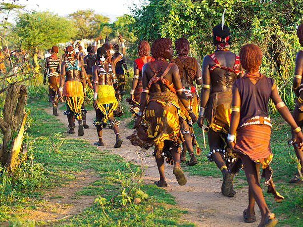 ハーメルダンス - dancing africa ethiopian culture ethiopia ストックフォトと画像