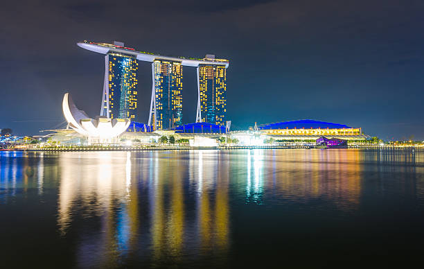marina bay sands, singapur - merlion singapore marina bay lighting equipment fotografías e imágenes de stock