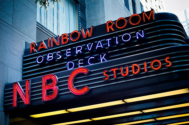 rainbow room y nbc studios señal en rockefeller center - nbc new york county midtown sign fotografías e imágenes de stock