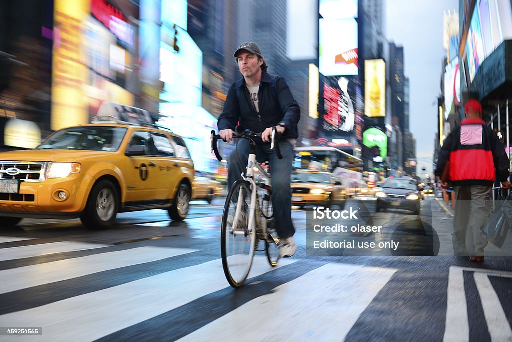 taxi amarillo y bicyclist en Times Square - Foto de stock de Ciudad de Nueva York libre de derechos