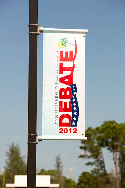 presidente obama e mitt romney debate banner - mitt romney fotos - fotografias e filmes do acervo