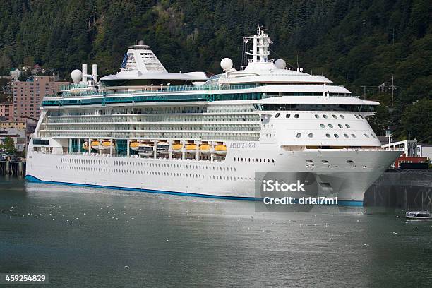 Foto de Navio De Cruzeiro Em Juneau e mais fotos de stock de Alasca - Estado dos EUA - Alasca - Estado dos EUA, Atividade Recreativa, Atracado