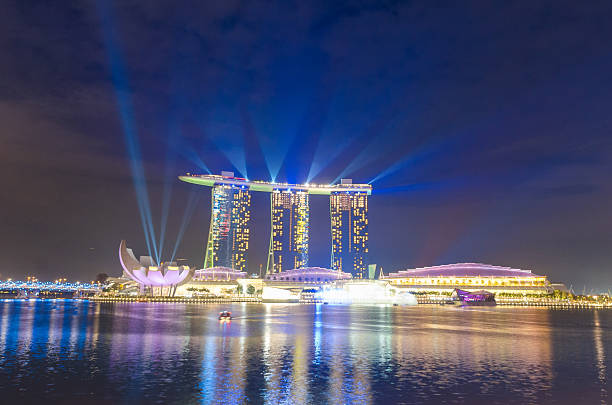 シンガポールマリーナベイサンドのカラフルなレーザー lightshow ホテル - marina bay sparse contemporary skyscraper ストックフォトと画像