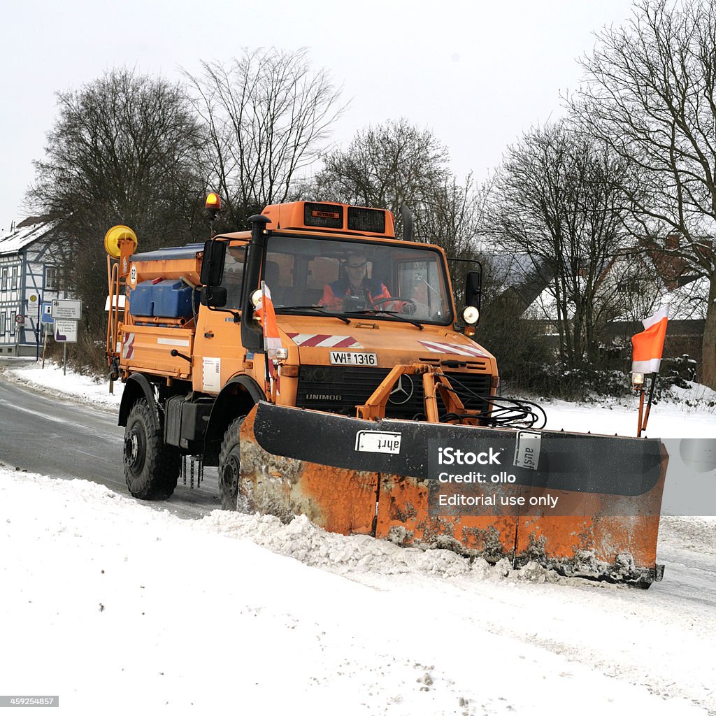 Arado de nieve de invierno carretera condiciones de camión - Foto de stock de Alemania libre de derechos