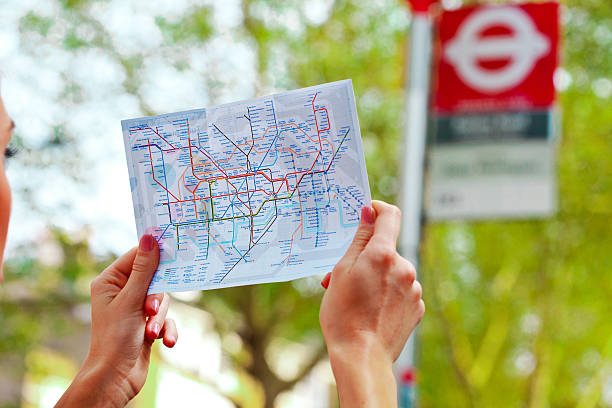 mapa de transporte en londres - editorial tourist travel destinations bus fotografías e imágenes de stock