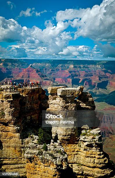 Turisti Godendo Bellezze Del Grand Canyon Usa - Fotografie stock e altre immagini di Ambientazione esterna - Ambientazione esterna, America del Nord, Area selvatica