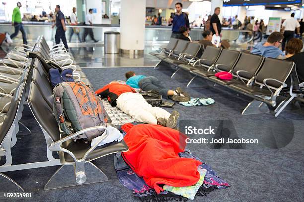 Aeroporto De Voo Atrasado - Fotografias de stock e mais imagens de A usar um telefone - A usar um telefone, Adulto, Aeroporto