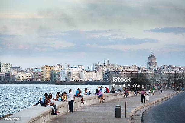 Photo libre de droit de Les Touristes Et Les Résidents Profiter De La Promenade Malecón De La Havane Cuba banque d'images et plus d'images libres de droit de Amérique latine