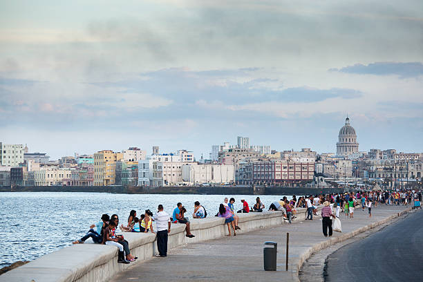 turystów i mieszkańców cieszyć się malecón w hawanie na kubie - capital cities retaining wall malecon coastline zdjęcia i obrazy z banku zdjęć