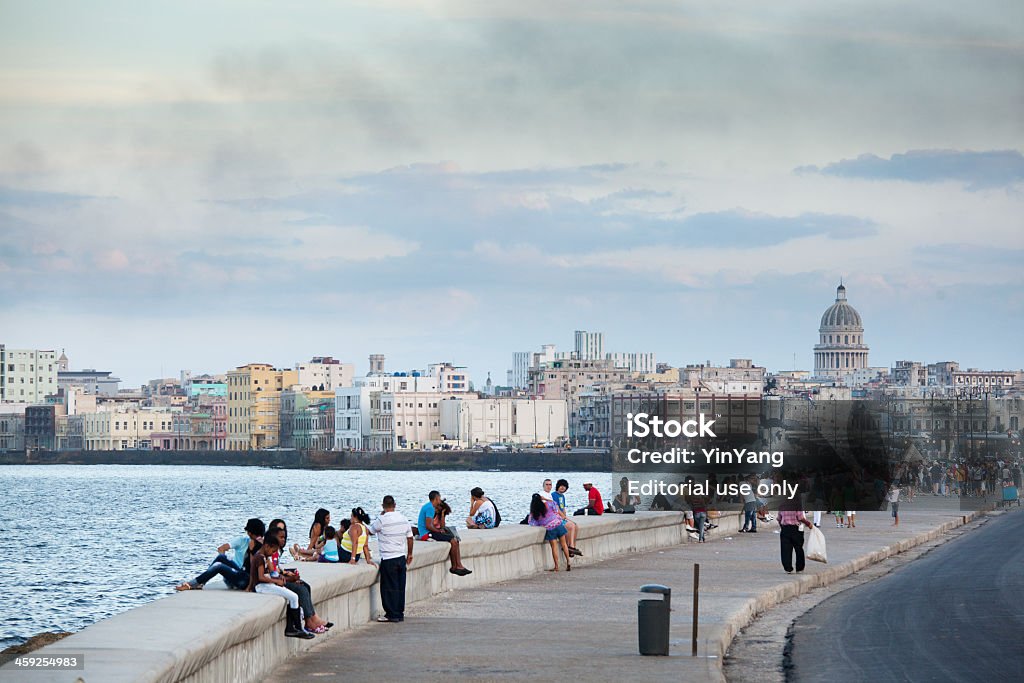 Как туристов, так и местных жителей насладиться Malecón из Гавана Куба - Стоковые фото Береговая линия роялти-фри