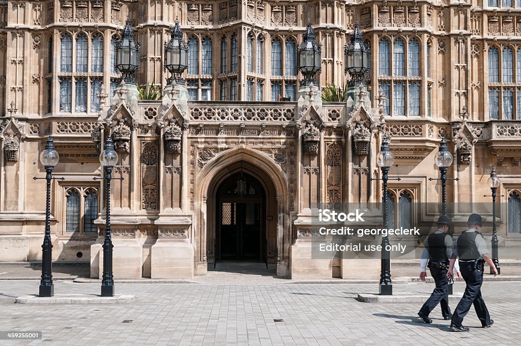 Policías pasa por casas del parlamento en Londres - Foto de stock de Palacio libre de derechos