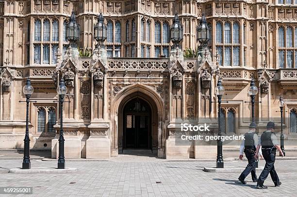 Policemen Przejazd Domy Parlamentu W Londynie - zdjęcia stockowe i więcej obrazów City of Westminster - Londyn - City of Westminster - Londyn, Drzwi, Pałac