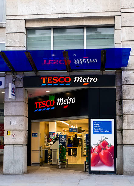 楽購超市メトロに保管 cheapside ,london - tesco ストックフォトと画像