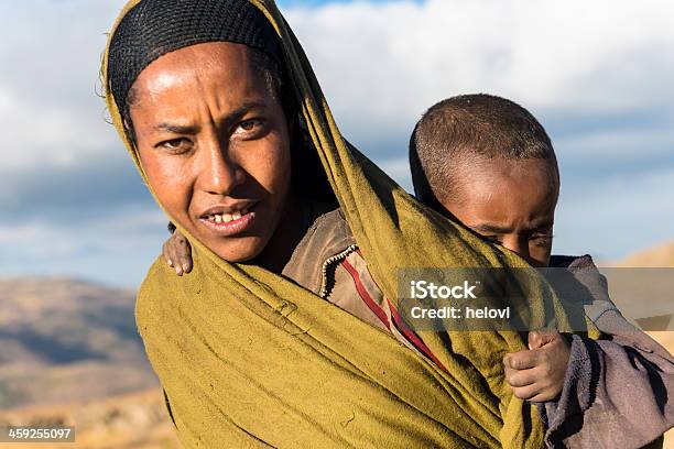 Photo libre de droit de Mère Avec Enfant banque d'images et plus d'images libres de droit de Femmes - Femmes, Porter, Éthiopie