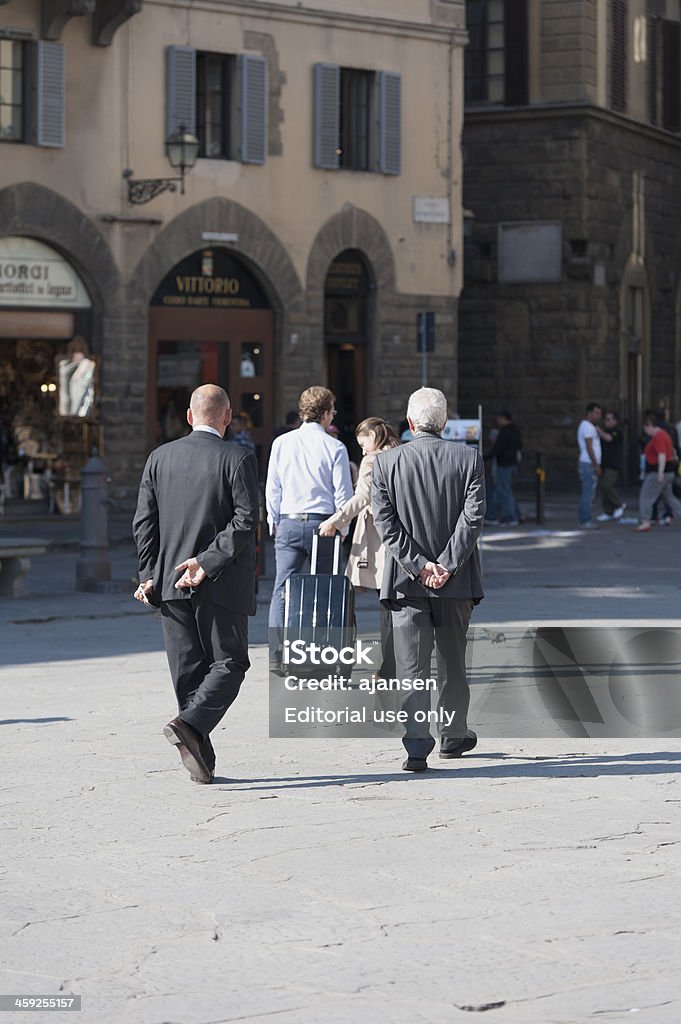 Dos ejecutivos están a pasos y hablando en piazza della repubblica - Foto de stock de A la moda libre de derechos