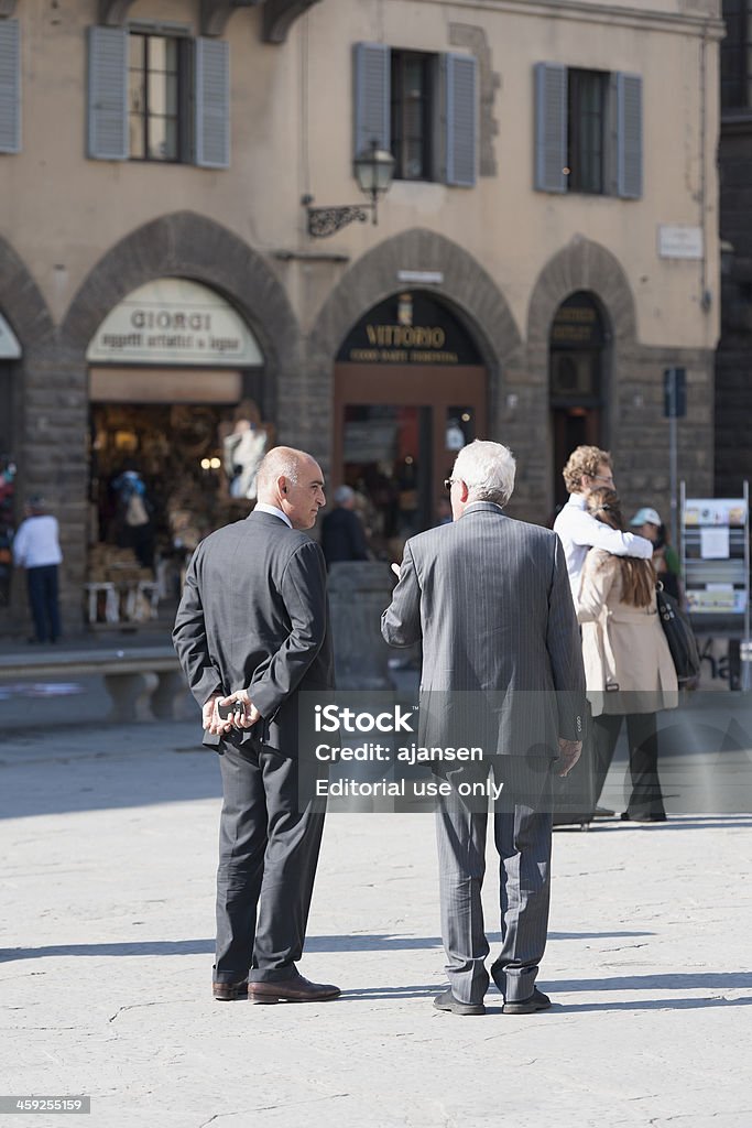 2 人のビジネスマンが piazza della repubblica で語る - 2人のロイヤリティフリーストックフォト