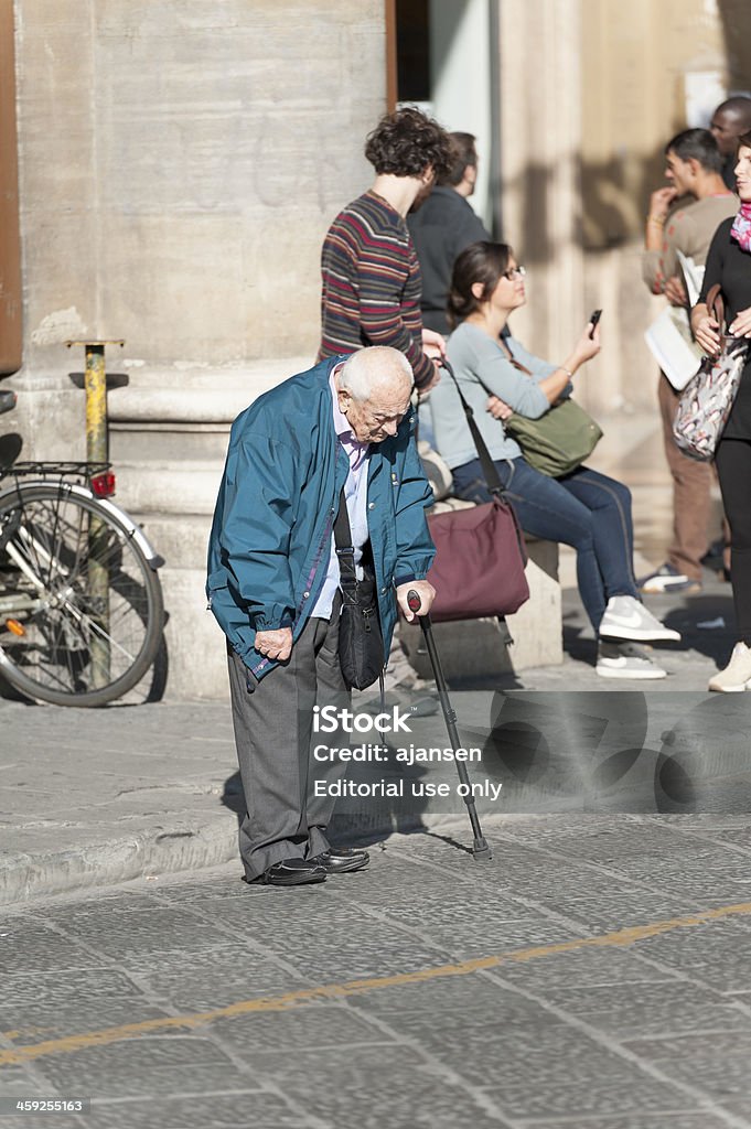 eldery italienische Mann Fahren Sie über die a street ab. - Lizenzfrei Audi Stock-Foto