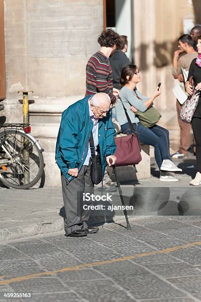 Eldery Italienische Mann Fahren Sie Über Die A Street Ab Stockfoto und mehr Bilder von Audi