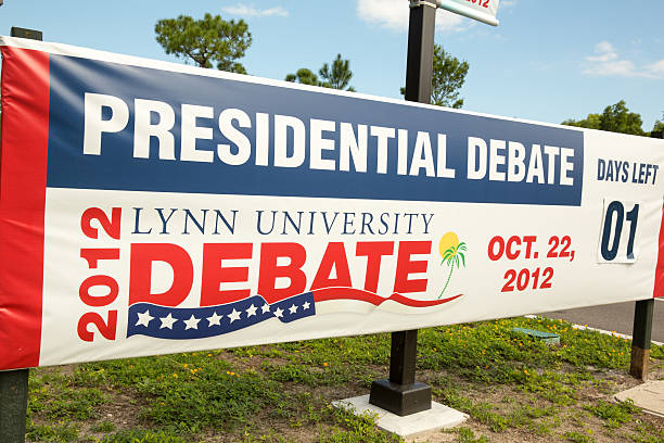 presidente obama e mitt romney debate banner - mitt romney fotos - fotografias e filmes do acervo