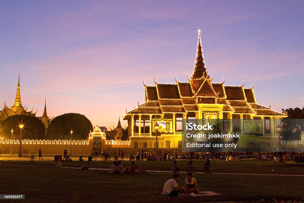 Palacio real de Phnom Penh al atardecer en Camboya - Foto de stock de Khmer libre de derechos