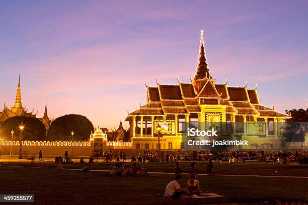 Palacio Real De Phnom Penh Al Atardecer En Camboya Foto de stock y más banco de imágenes de Khmer - Khmer, Anochecer, Pagoda - Templo