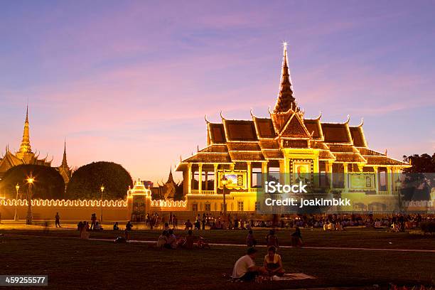 Pałac Królewski W Phnom Penh W Zmierzch W Kambodży - zdjęcia stockowe i więcej obrazów Khmer - Khmer, Pagoda, Phnom Penh