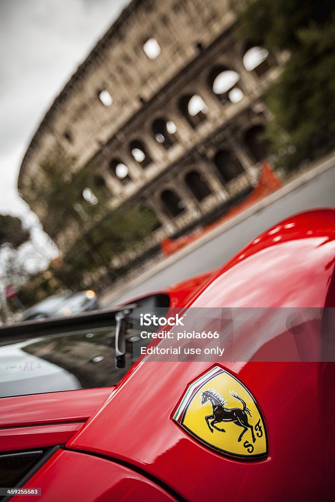 Ferrari 458 Italia e Coliseu, em Roma - Royalty-free Carro de Corrida Foto de stock