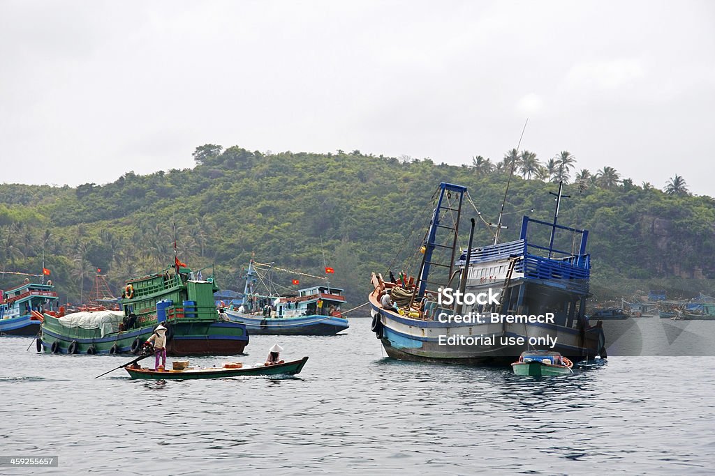 Boote nahe der Insel südlich des Phu Quoc - Lizenzfrei Alter Hafen Stock-Foto