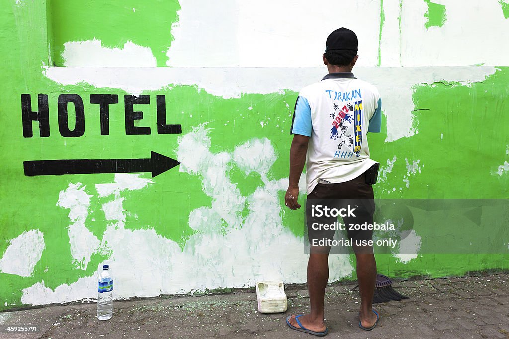 Homem Pintando uma parede e de Hotel - Royalty-free 30-39 Anos Foto de stock