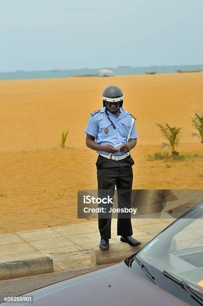 Togo Cop Escrever Multa De Estacionamento - Fotografias de stock e mais imagens de Adulto - Adulto, Ao Ar Livre, Capacete