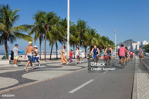 Spiaggia Di Copacabana Percorso Ciclabile - Fotografie stock e altre immagini di Spiaggia di Copacabana - Spiaggia di Copacabana, Abbronzarsi, Albero