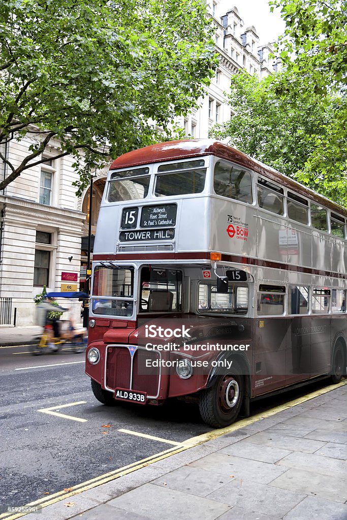 Histórico um ônibus de dois andares de Londres - Foto de stock de Calçada royalty-free